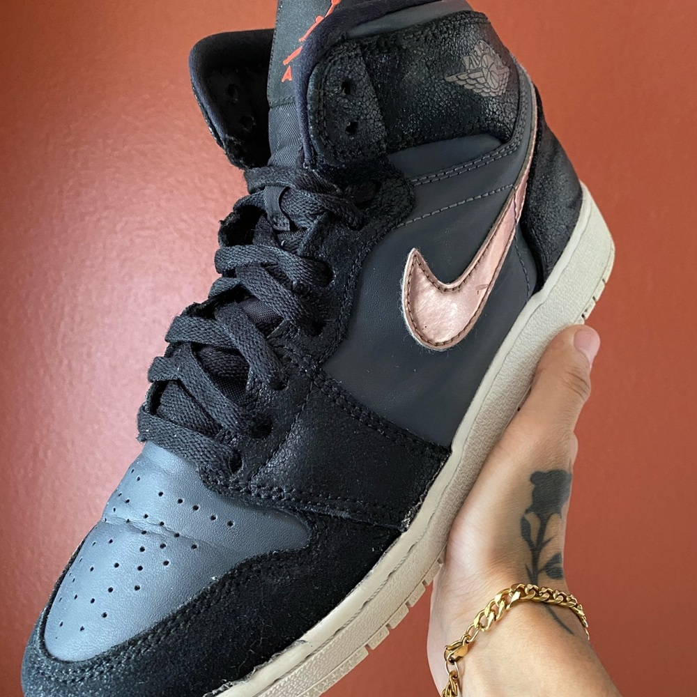 redand black jordan 1